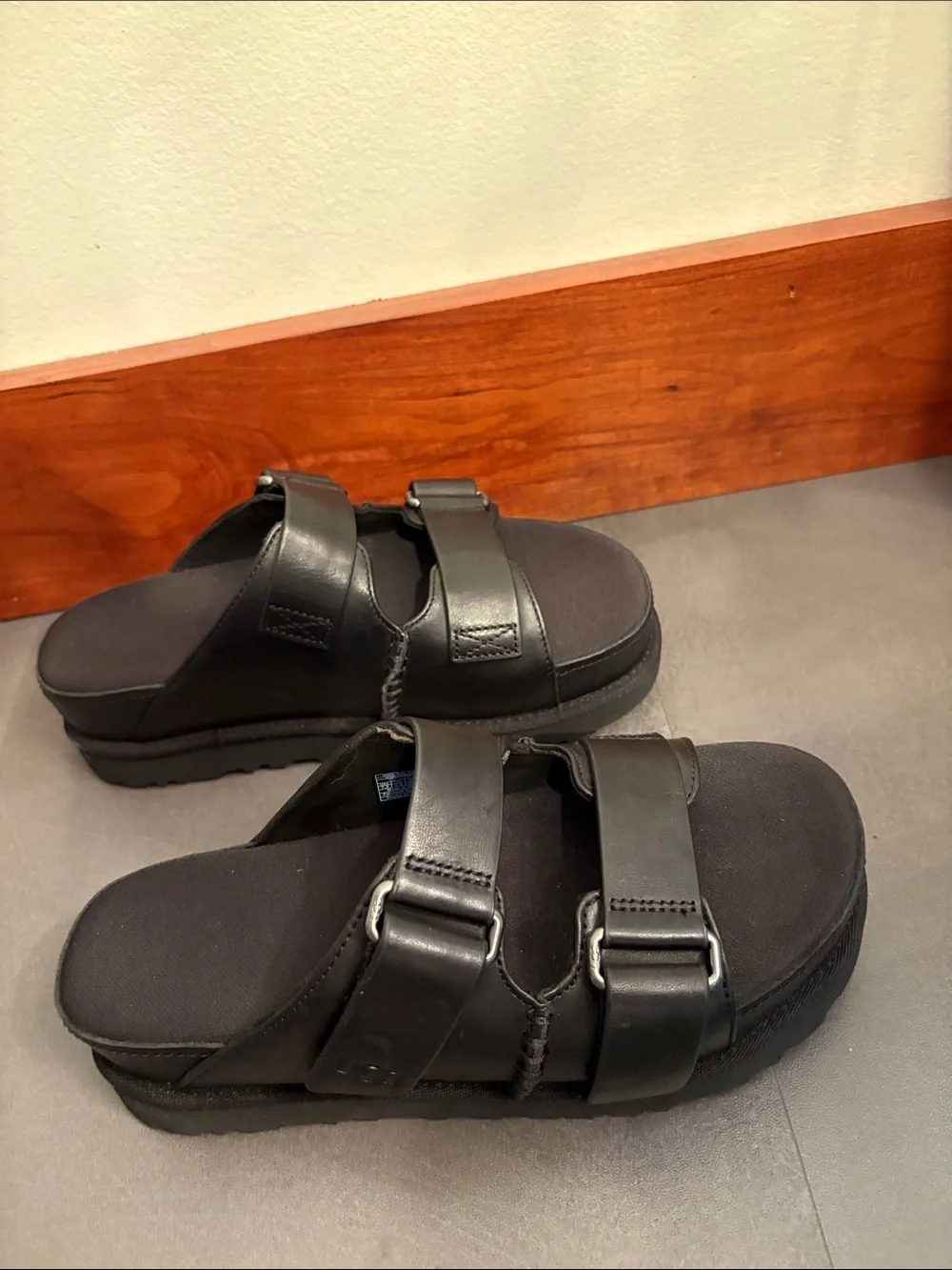 UGG Platform Sandal- black
